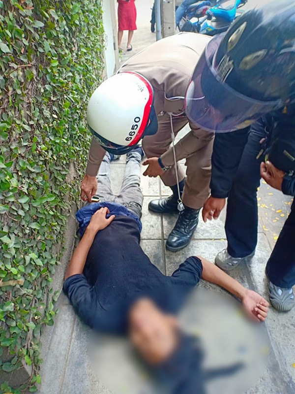 ตำรวจช่วยคนเมา