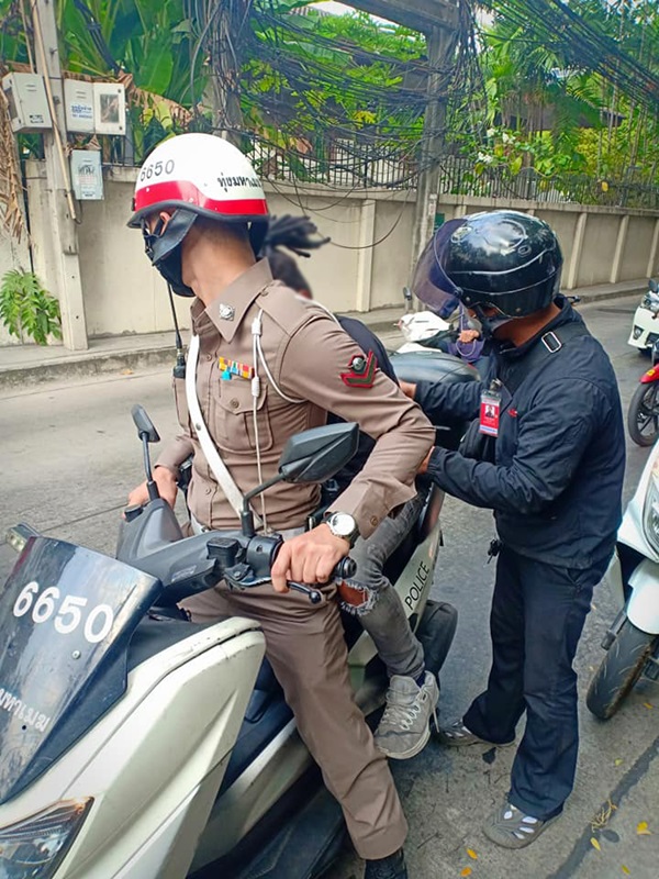 ตำรวจช่วยคนเมา