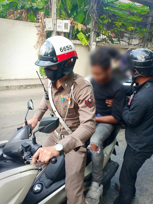 ตำรวจช่วยคนเมา