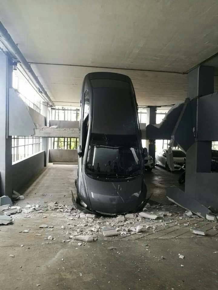 รถตกลานจอดรถ