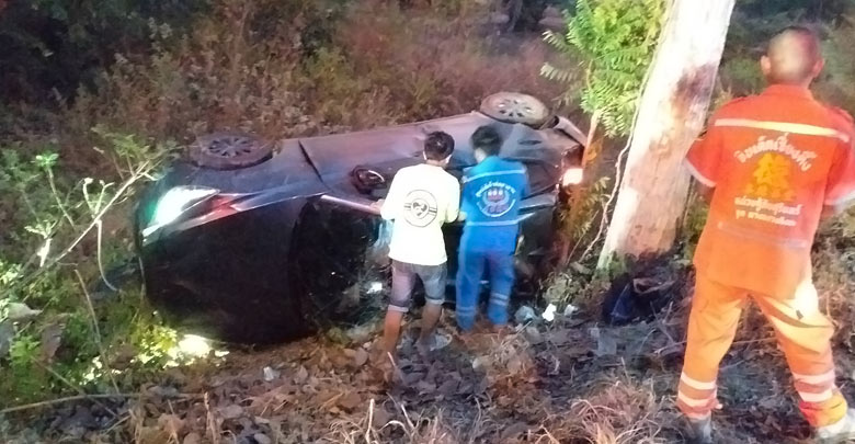 รถชนต้นไม้