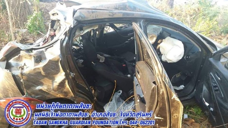 รถชนต้นไม้