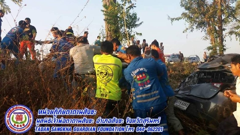 รถชนต้นไม้