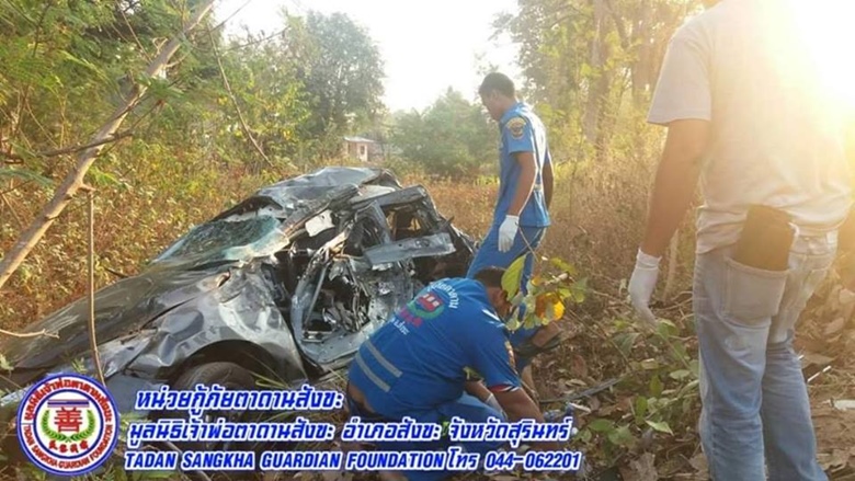 รถชนต้นไม้