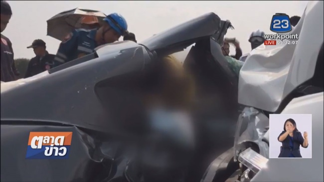 รถสปอร์ตหลุดโค้งชนกระบะ