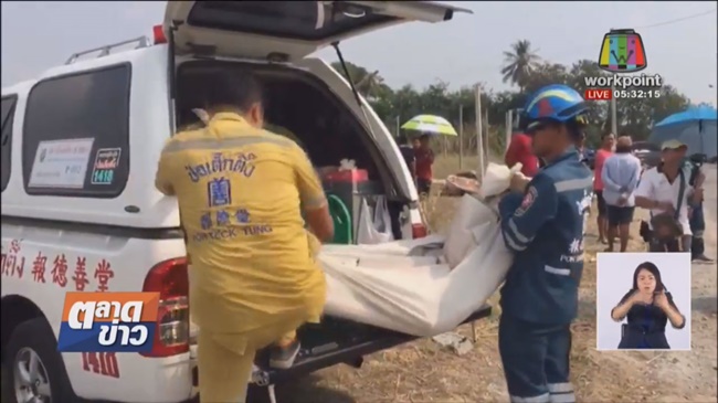 รถสปอร์ตหลุดโค้งชนกระบะ