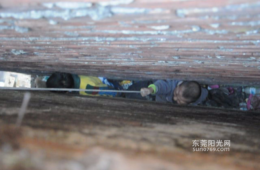 เด็กจีนติดซอกกำแพง