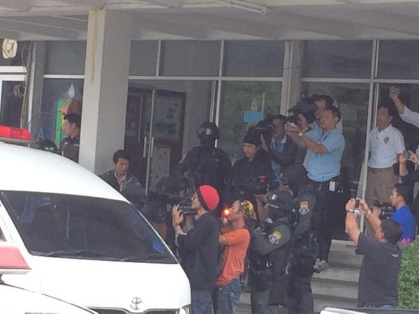 คุมตัว 4 ชายชุดดำ ทำแผนสี่แยกคอกวัว