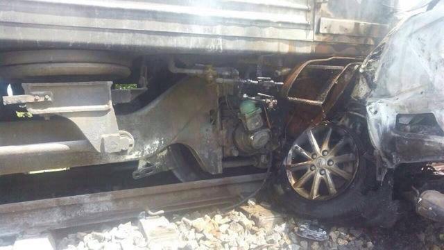 รถไฟสายกทม.-หัวหินชนรถเก๋ง