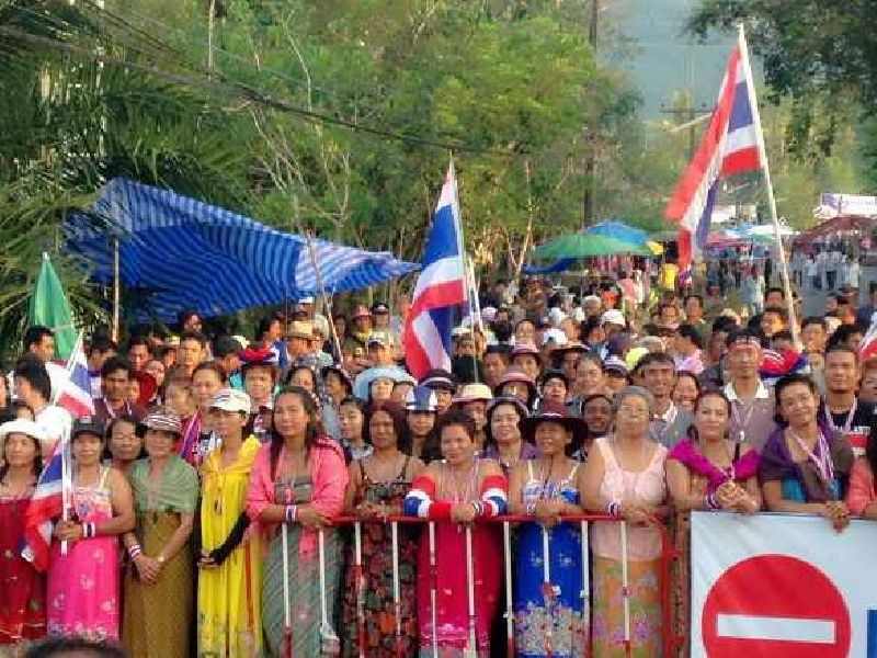 กปปส. กระบี่ นุ่งกระโจมอก ปิดหน่วยเลือกตั้งล่วงหน้า