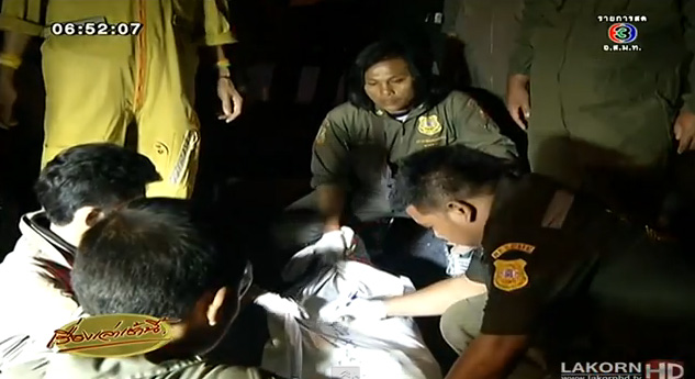 กระบะเมาซิ่งชนขอบทางข้ามแยกบางกะปิ ดับ 7 ศพ