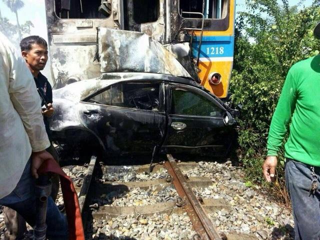 รถไฟสายกทม.-หัวหินชนรถเก๋ง