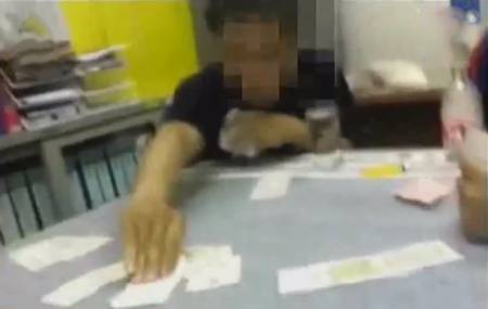 คลิปแฉ ปลัดเทศบาลตั้งวงกินเหล้าเล่นไพ่