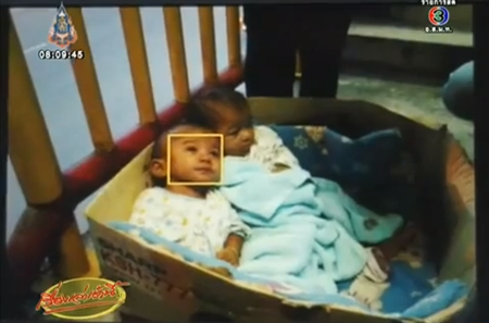 พบทารกแฝด วัย 6 เดือน ถูกทิ้งบนสะพานลอย หน้าบิ๊กซี บ้านบึง