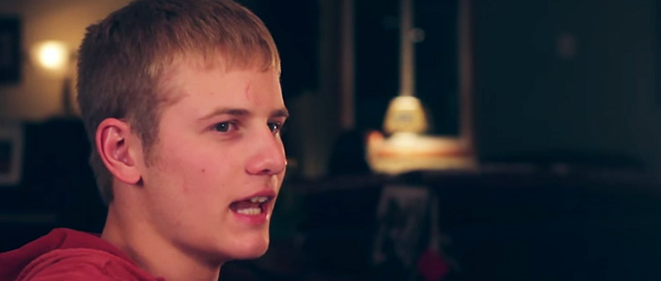 พ่อแก้เผ็ดลูก ๆ ที่ชอบเล่นโทรศัพท์บนโต๊ะอาหาร