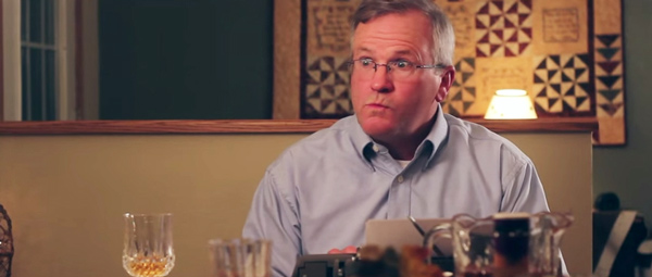 พ่อแก้เผ็ดลูก ๆ ที่ชอบเล่นโทรศัพท์บนโต๊ะอาหาร