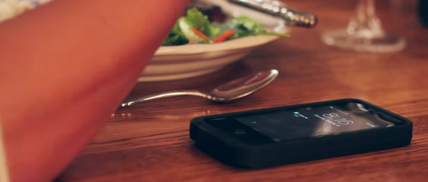 พ่อแก้เผ็ดลูก ๆ ที่ชอบเล่นโทรศัพท์บนโต๊ะอาหาร