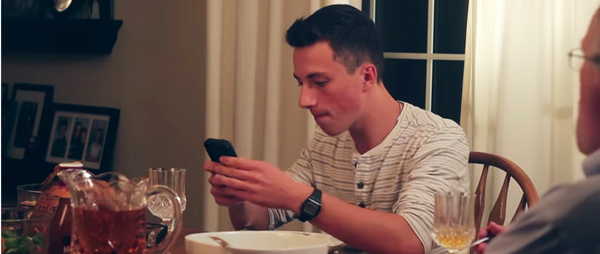 พ่อแก้เผ็ดลูก ๆ ที่ชอบเล่นโทรศัพท์บนโต๊ะอาหาร