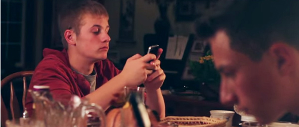 พ่อแก้เผ็ดลูก ๆ ที่ชอบเล่นโทรศัพท์บนโต๊ะอาหาร