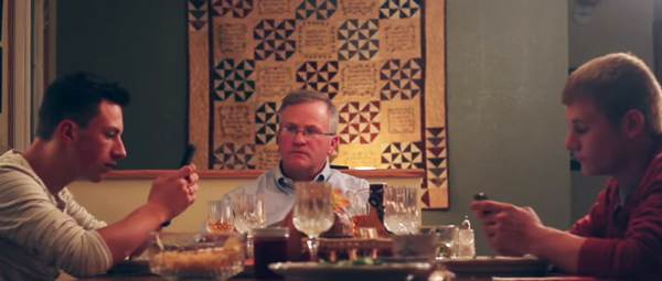 พ่อแก้เผ็ดลูก ๆ ที่ชอบเล่นโทรศัพท์บนโต๊ะอาหาร