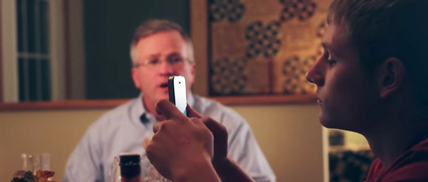 พ่อแก้เผ็ดลูก ๆ ที่ชอบเล่นโทรศัพท์บนโต๊ะอาหาร