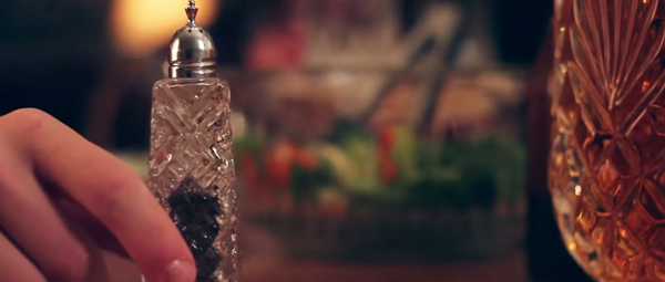 พ่อแก้เผ็ดลูก ๆ ที่ชอบเล่นโทรศัพท์บนโต๊ะอาหาร