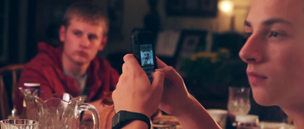 พ่อแก้เผ็ดลูก ๆ ที่ชอบเล่นโทรศัพท์บนโต๊ะอาหาร