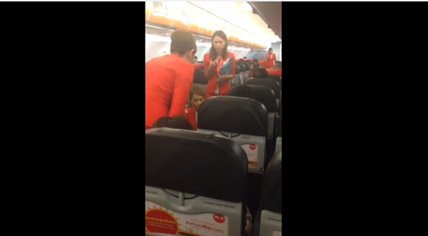 เอาอีกแล้ว ผดส.หญิง แผลงฤทธิ์บนเครื่องบิน ด่าแอร์สารพัด