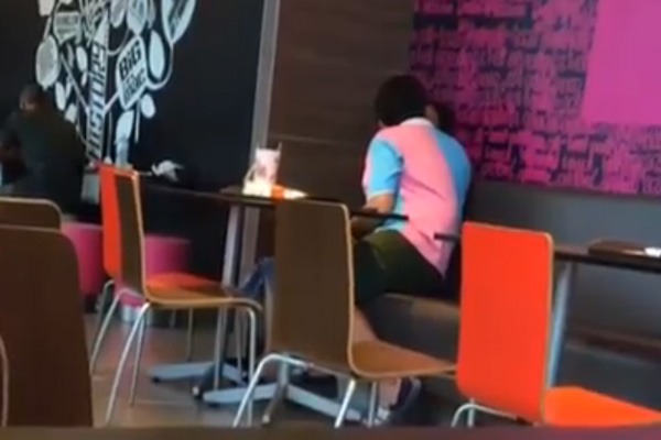 คลิปคู่รักเด็กจูบปากกันกลางร้านฟาสต์ฟู้ดดัง
