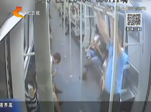 ชายจีนโชว์เหนือ โหนราวรถไฟฟ้าอวดลูก ราวหลุดก้นจ้ำเบ้า