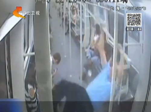 ชายจีนโชว์เหนือ โหนราวรถไฟฟ้าอวดลูก ราวหลุดก้นจ้ำเบ้า