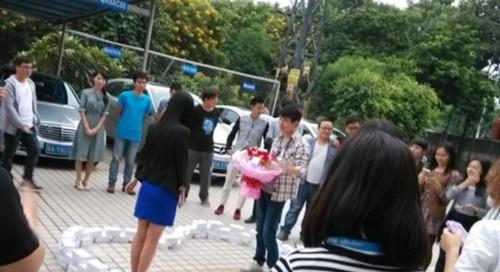 หนุ่มจีนทุ่มซื้อ iPhone6 99 เครื่อง เรียงเป็นหัวใจรอสารภาพรักสาว 