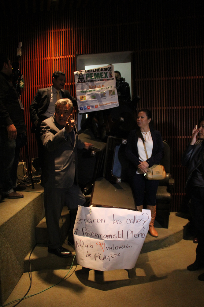 สภาเม็กซิโกสุดวุ่น ส.ส. ตะลุมบอนคัดค้าน พ.ร.บ.แปรรูปพลังงาน