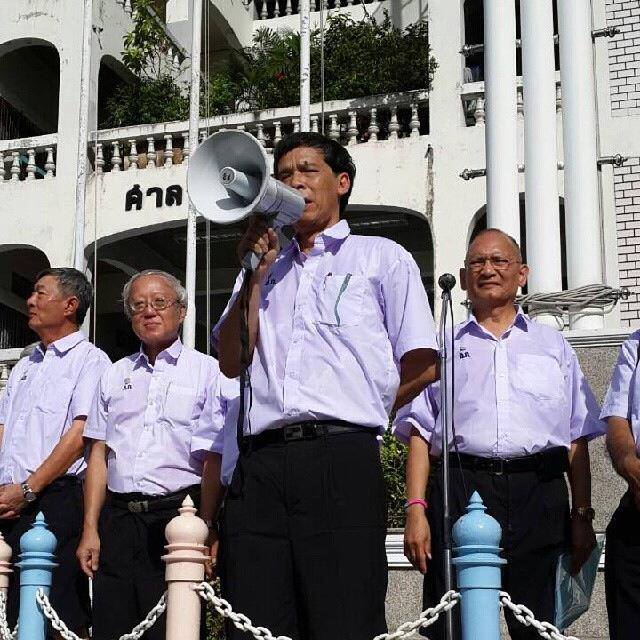 แก้วสรร อติโพธิ สวมชุดนักเรียนพูดหน้าเสาธง