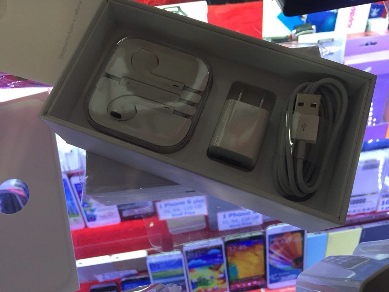 พ่อค้า iPhone ขี้โกง แอบสับอุปกรณ์ปลอมยกกล่อง 