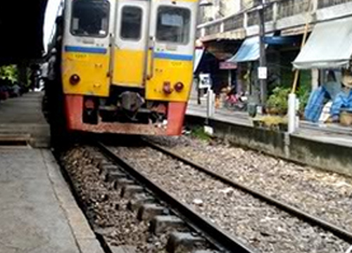 รถไฟมหาชัย-วงเวียนใหญ่ตกราง ที่สถานีตลาดพลู