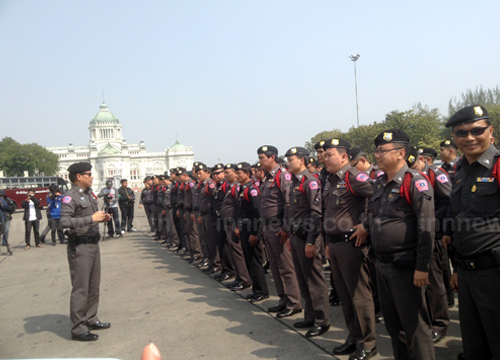 ตำรวจ รวมพลที่ลานพระรูปฯ