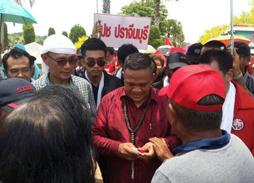 จตุพร ถูกหนุ่มมหาสารคามปาหินใส่