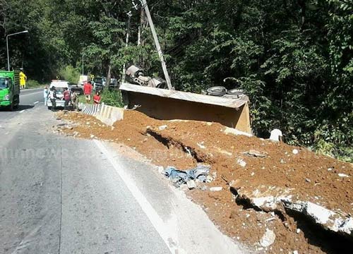 รถพ่วงพลัดตกดอยรวก