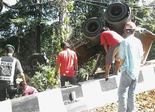 รถพ่วงพลัดตกดอยรวก