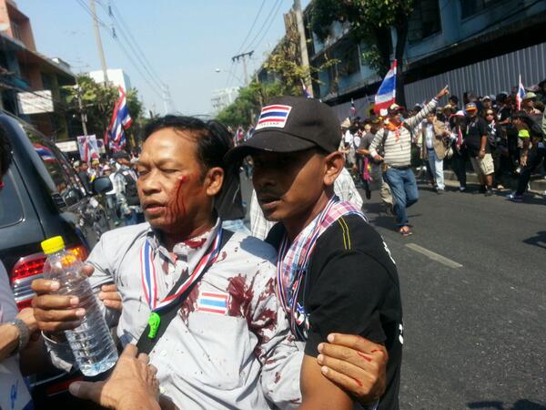 มือดีปาบึ้มใส่ม็อบสุเทพ เดินผ่านบรรทัดทอง คนเจ็บหลายราย