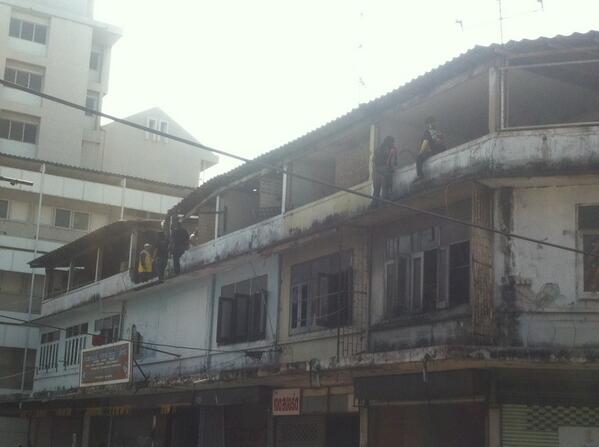 ปาบึ้มใส่ม็อบสุเทพ