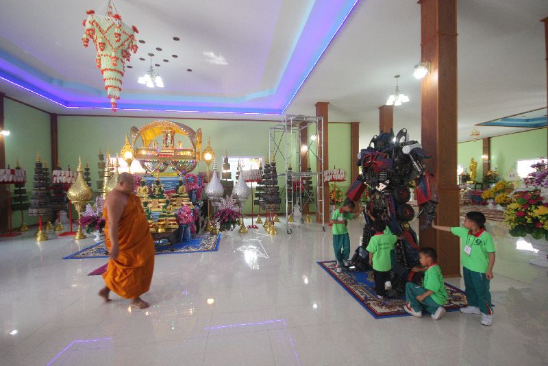 เจ้าอาวาสวัดท่าการ้อง ผุดไอเดียทำหุ่นยนต์ดึงเด็กเข้าวัด