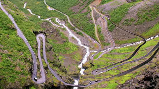 นักปั่นนอร์เวย์ปั่นจักรยานถอยหลังลงเขา