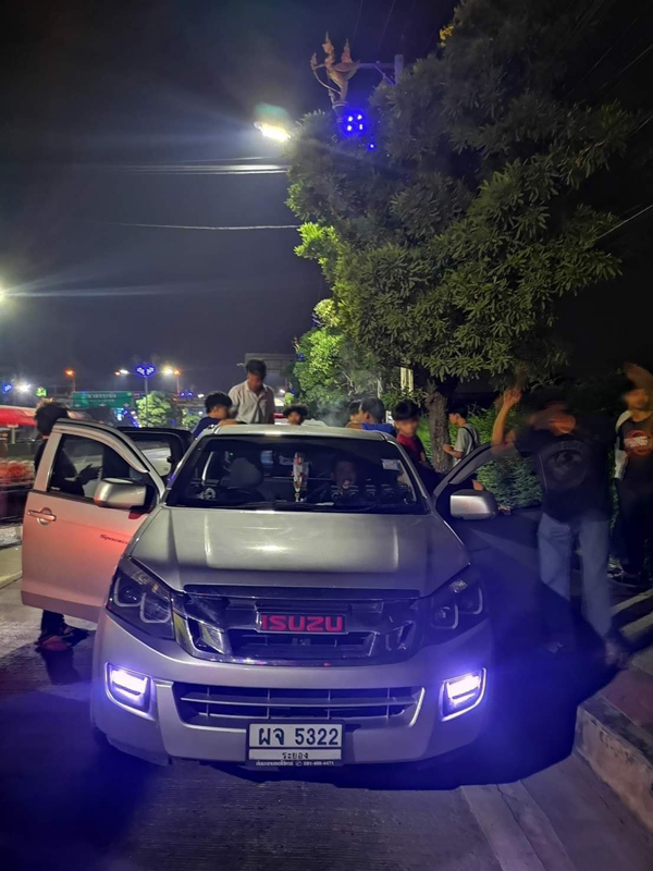 รถกระบะชนเสาไฟฟ้า