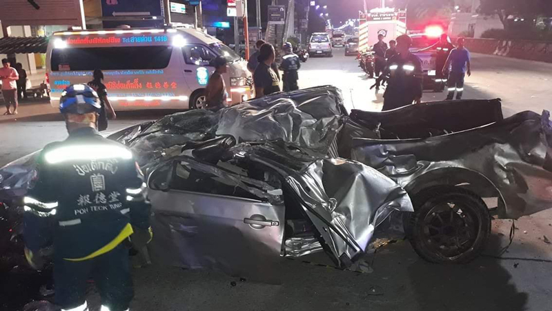 รถกระบะชนเสาไฟฟ้า