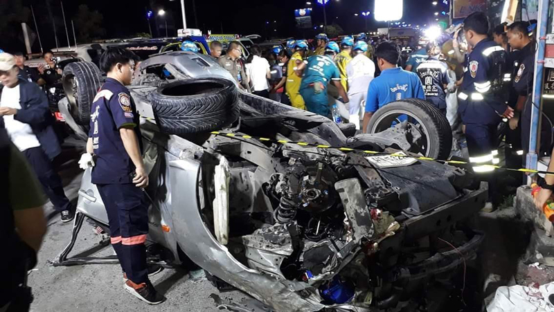 รถกระบะชนเสาไฟฟ้า