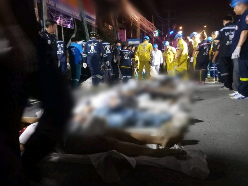 รถกระบะชนเสาไฟฟ้า