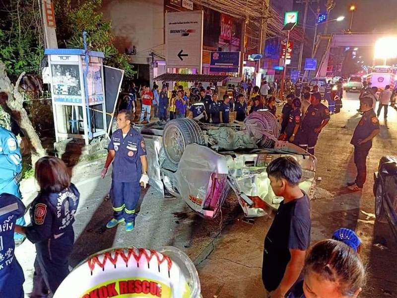 รถกระบะชนเสาไฟฟ้า