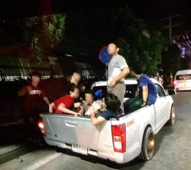 รถชนเสาไฟฟ้า